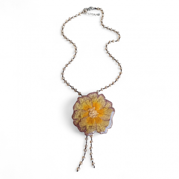 Κολιέ με αληθινό άνθος πρίμουλας σε ρητίνη και κρύσταλλα – 50 εκ.