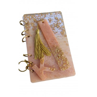 Πακέτο που περιλαμβάνει notebook σελιδοδείκτη και μπρελόκ μονόγραμμα