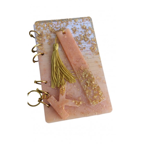 Πακέτο που περιλαμβάνει notebook σελιδοδείκτη και μπρελόκ μονόγραμμα