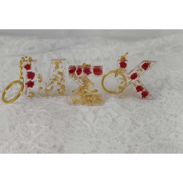 Μπρελόκ μονόγραμμα με αληθινά λουλούδια 