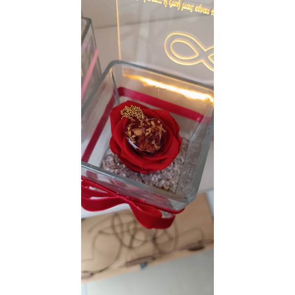 Πακέτο δώρου με τριαντάφυλλο forever κόκκινο και χειροποίητο κολιέ με ροδοπέταλα και φύλλα χρυσού 