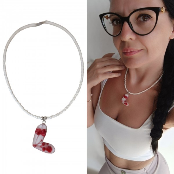 Χειροποίητο κολιέ με λευκές χάντρες και αληθινά λουλούδια , γυψοφίλη κόκκινη 