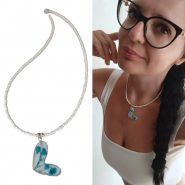 Χειροποίητο κολιέ με λευκές χάντρες και αληθινά λουλούδια 