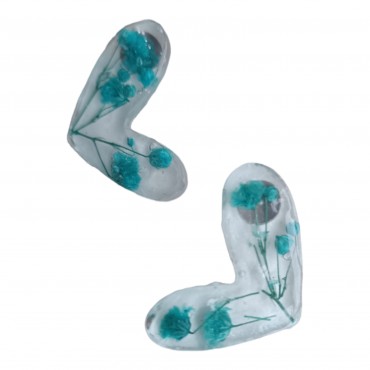 Σκουλαρίκια καρδιές που περιέχουν γυψοφίλη αποξηραμένη σε μπλε χρώμα