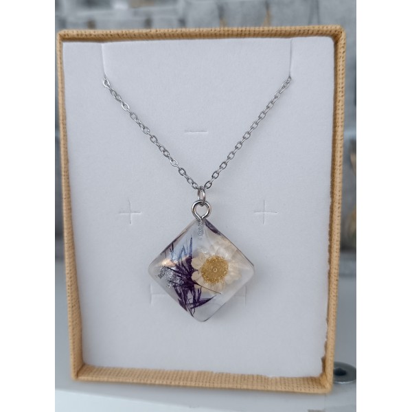 Χειροποίητο κολιέ με αληθινά λουλούδια