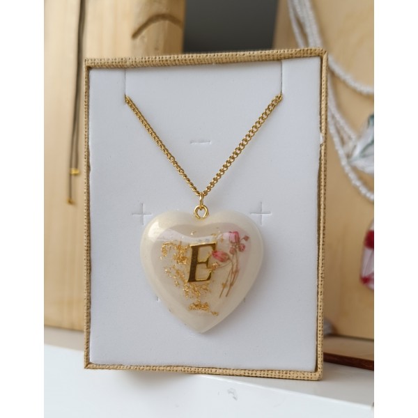 Κολιέ καρδιά με αρχικό και αποξηραμένα λουλούδια – προσωποποιημένο δώρο