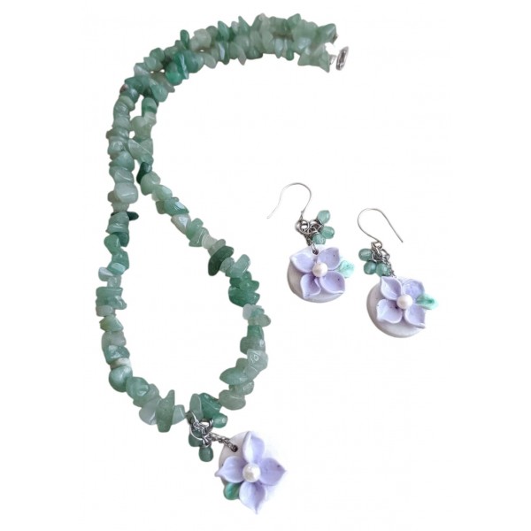 Χειροποίητο κολιέ και σκουλαρίκια με πράσινη αβεντουρίνη και στοιχεία χειροποίητα με λουλουδάκια