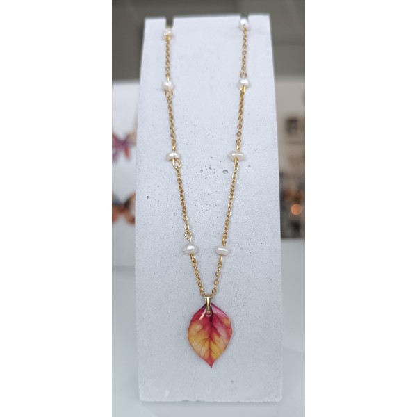 Χειροποίητο κολιέ με φύλλο τριανταφυλλιάς , μαργαριτάρια και χρυσή ατσάλινη αλυσίδα