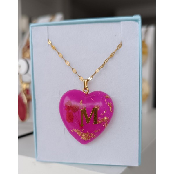 Καρδιά με αληθινά αποξηραμένα λουλούδια, μονόγραμμα και φύλλα χρυσού