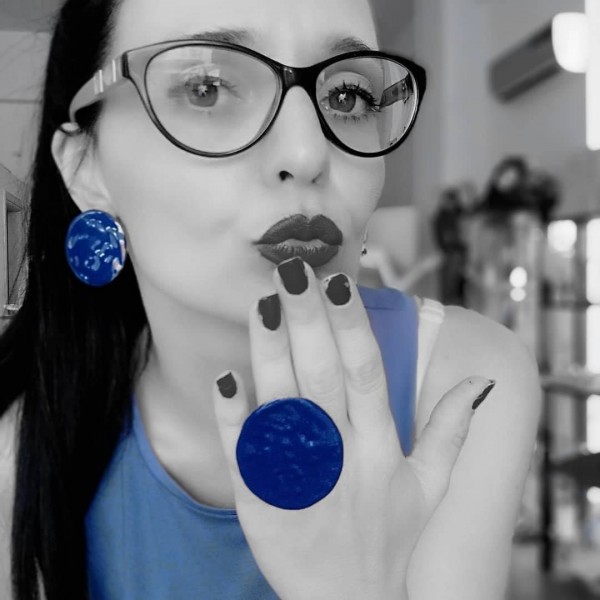 Οβάλ σκουλαρίκια και δαχτυλίδι σε μπλε