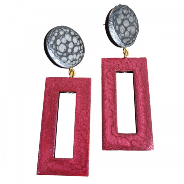 Ξύλινα χειροποίητα σκουλαρίκια σε μπορντό με γκρι χρώμα