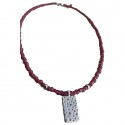 Κολιέ σε μπορντό χρώμα με μεταλλικό μοτίφ