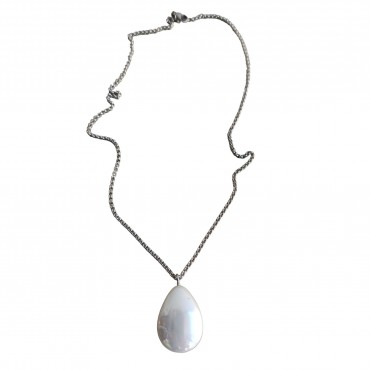 Κολιέ με μαργαριτάρι σε σχήμα δάκρυ και ατσάλινη αλυσίδα   σε  ασημένιο χρώμα  