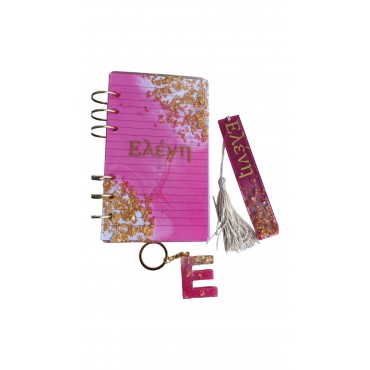 Πακέτο που περιλαμβάνει notebook σελιδοδείκτη και μπρελόκ μονόγραμμα