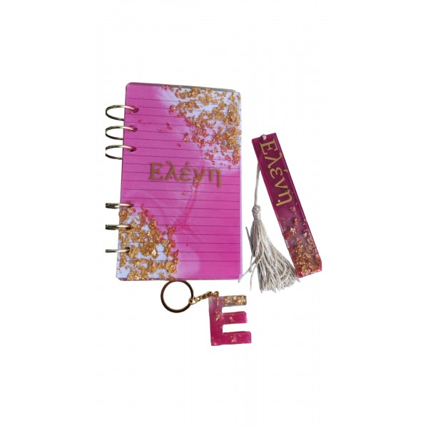 Πακέτο που περιλαμβάνει notebook σελιδοδείκτη και μπρελόκ μονόγραμμα