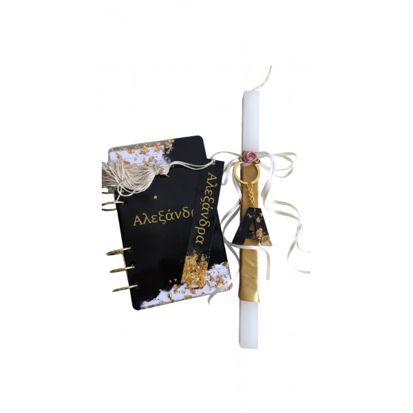 Πακέτο που περιλαμβάνει notebook σελιδοδείκτη και μπρελόκ μονόγραμμα πάνω σε λαμπάδα