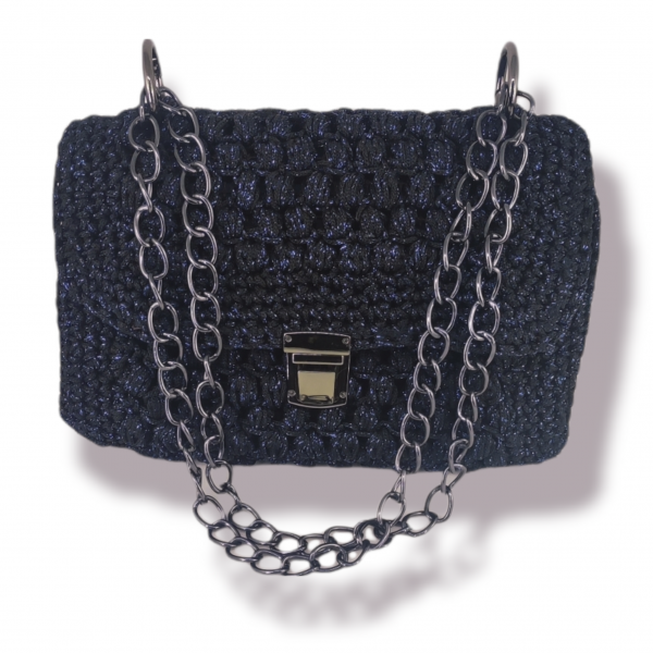 Χειροποίητη πλεκτή τσάντα σε χρώμα μαύρο μπλε με πετρόλ φόδρα.