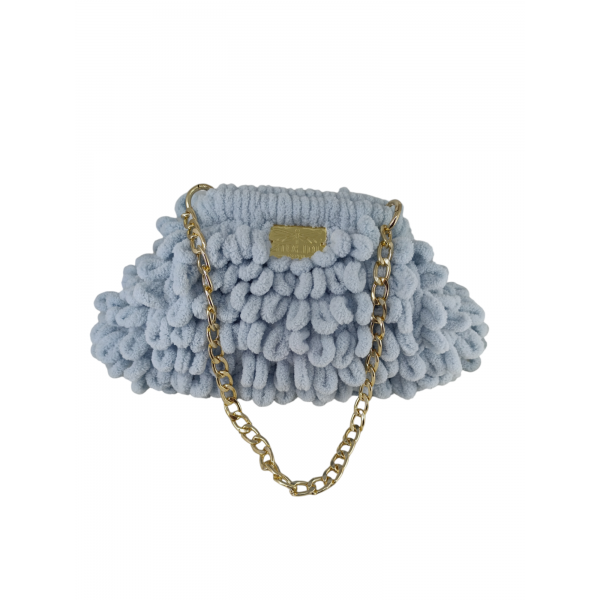 Χειροποίητη πλεκτή τσάντα Puffy απο νήμα βελούδινο σε γαλάζιο χρώμα και χρυσή αλυσίδα
