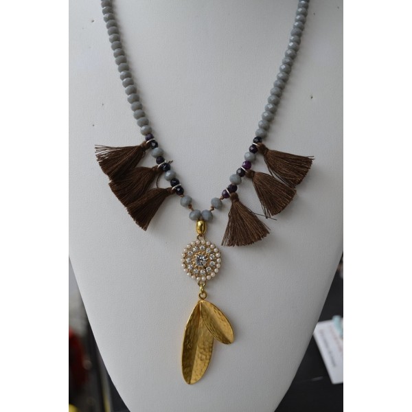 Κολιέ με γκρι κρύσταλλα και καφέ φούντες !