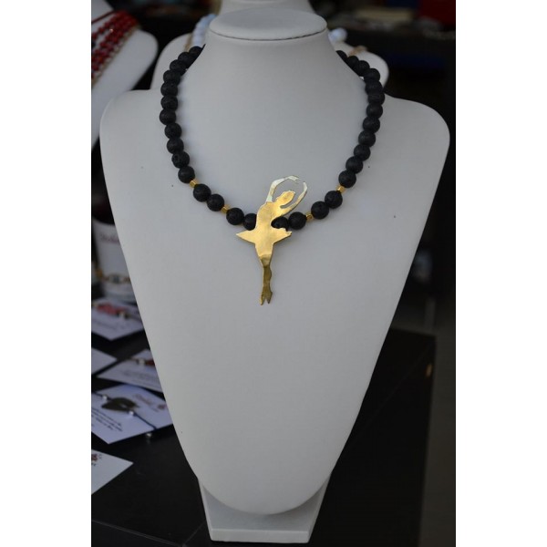 Κολιέ με μαύρη λάβα και χειροποίητη μπαλαρίνα