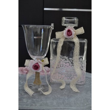 Καράφα και ποτήρι στολισμένα
