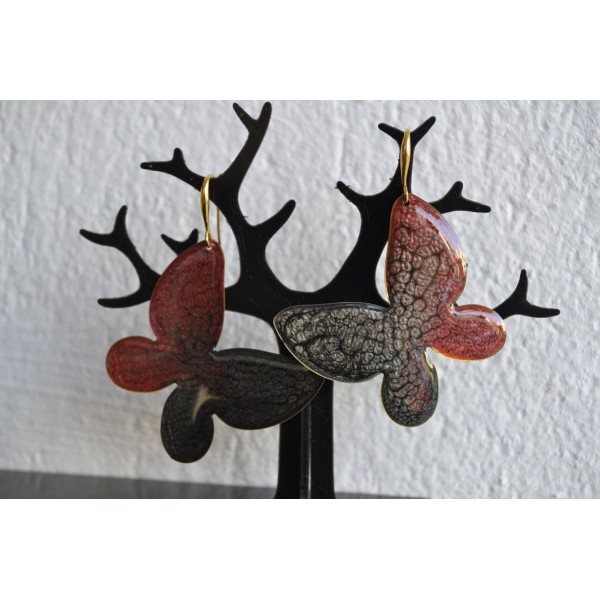 Πεταλούδες σε κόκκινο μαύρο